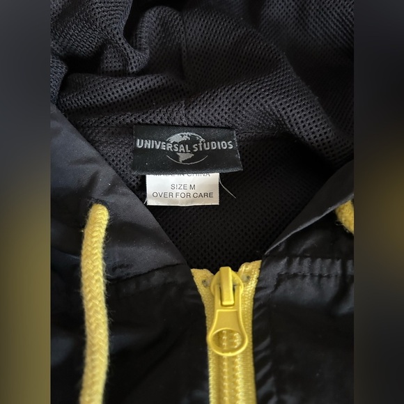 UNIVERSAL STUDIOS RETRO HOODED ADULT WATER RESISTANT WINDBREAKER JACKET COAT - Picture 3 of 9